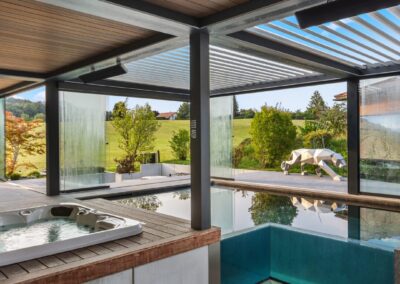 Piscine béton avec PVC armé, vitrée sur un angle – Attalens