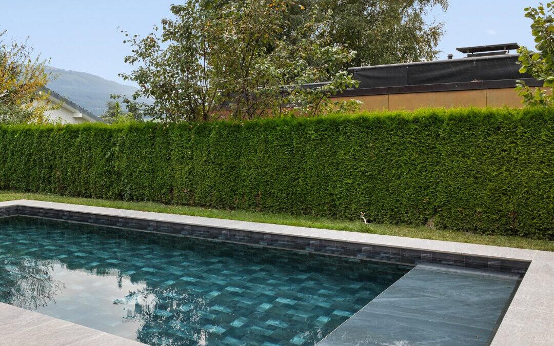 Piscine béton avec PVC armé en pierre de Bali – Le Mouret