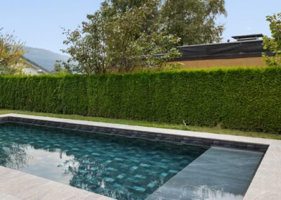 Piscine béton avec PVC armé en pierre de Bali – Le Mouret